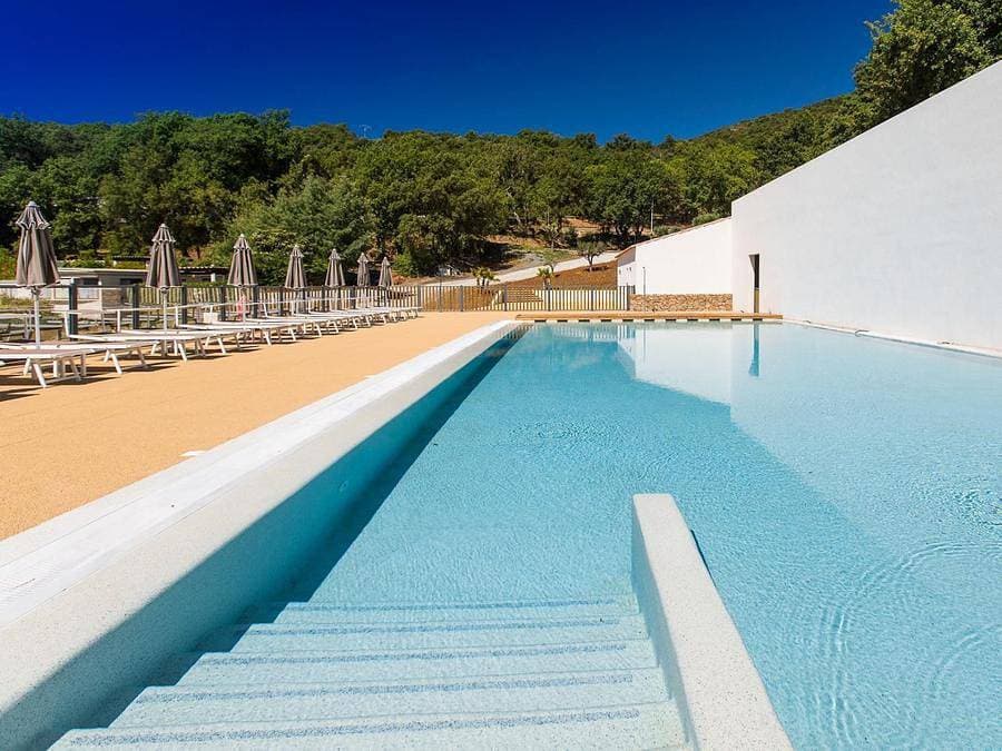 Foto 6 von 45: Tour opérateur sur le camping de Miremer - Mobilheim 6 personen - Mobilheim Homair Vacances auf dem Campingplatz Domaine de Miremer | Comfort | 3 Zi. | 6 Pers. | Erhöhte Terrasse | Klima.