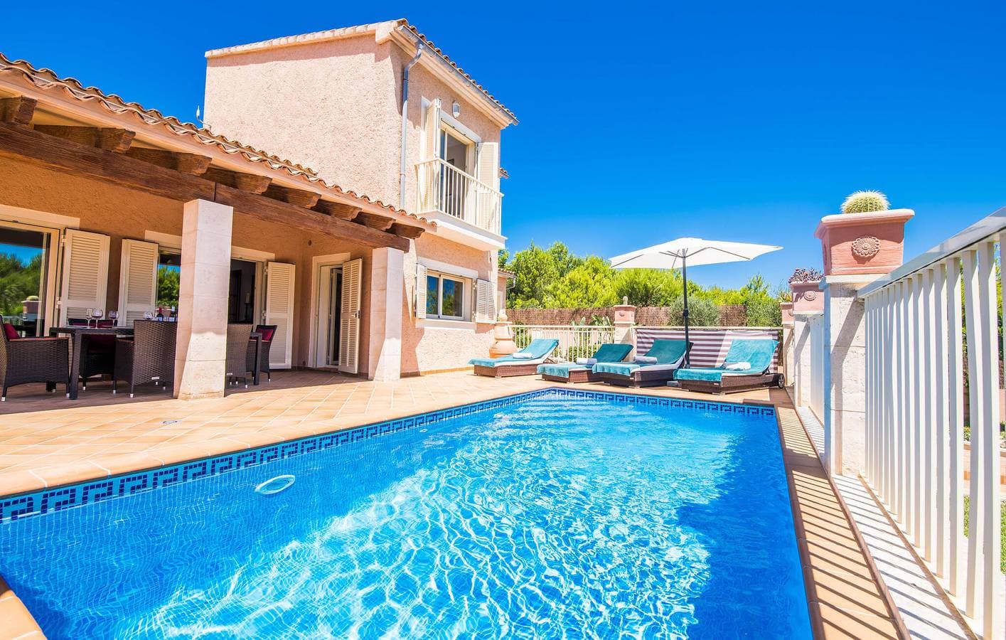 Foto 2 von 41: Apartment mit Meerblick, Pool, Küche und AC, 1,5 km von Cala Mitjana entfernt