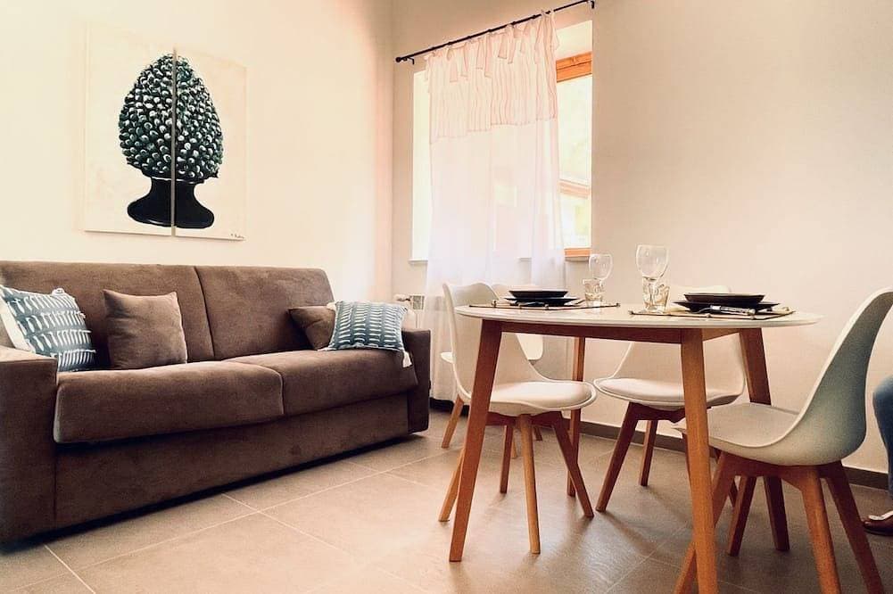 Foto 8 von 18: Villa Bruca ist ein Zweifamilienhaus, das aus zwei getrennten Einheiten besteht.Die angebotene Einheit, Villa Bruca 2, umfasst ein Schlafzimmer mit Doppelbett und der Möglichkeit, ein Einzelbett hinzuzufügen, ein großes Badezimmer mit moderner, geräu