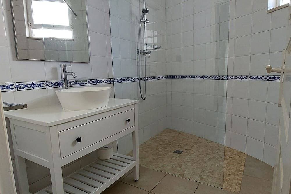 Foto 5 von 30: Haus am Hang, Meerblick, privater Pool, großer angelegter Garten