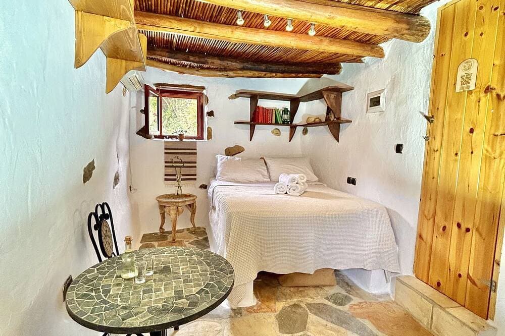 Foto 2 von 18: \"Kelari\"  300 years old cottage \"Natura cottages\" with sea view  shared garden