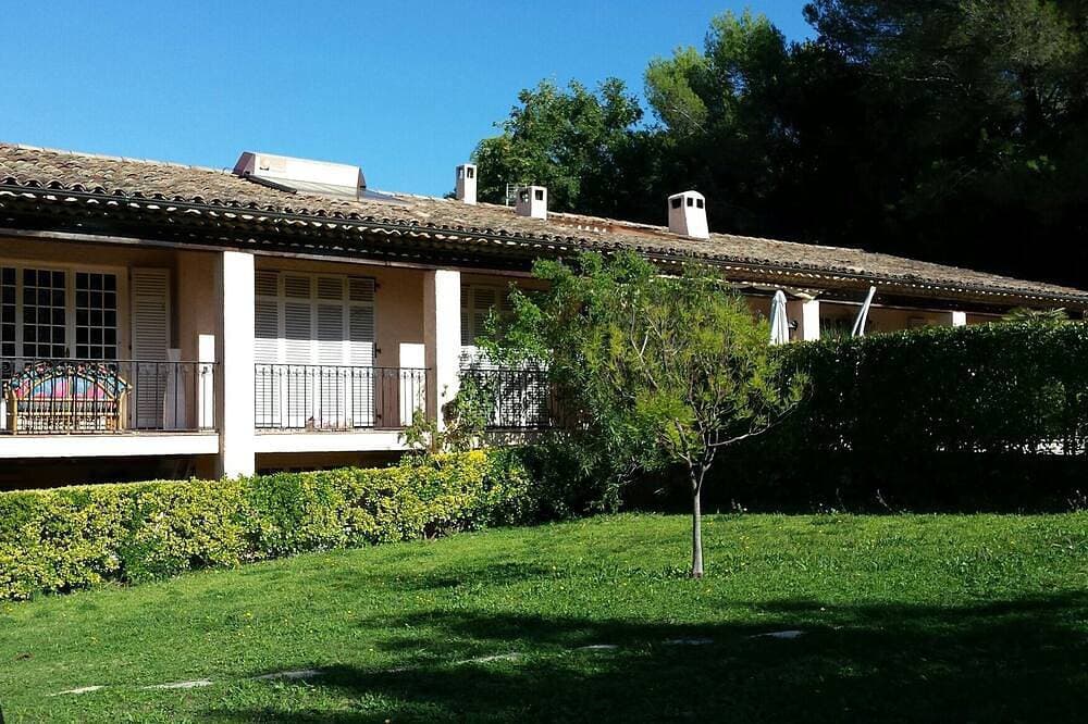 Foto 10 von 30: A Villa With Air Conditioning And A Private Pool In A Quiet Setting
