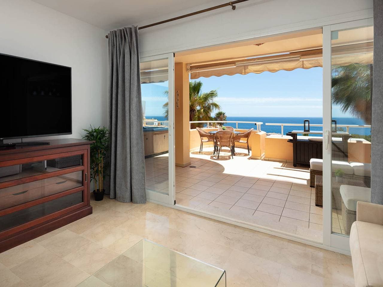 Foto 3 von 35: Am Meer gelegenes Apartment in Mijas mit Pool und Klimaanlage, 2 Schlafzimmer