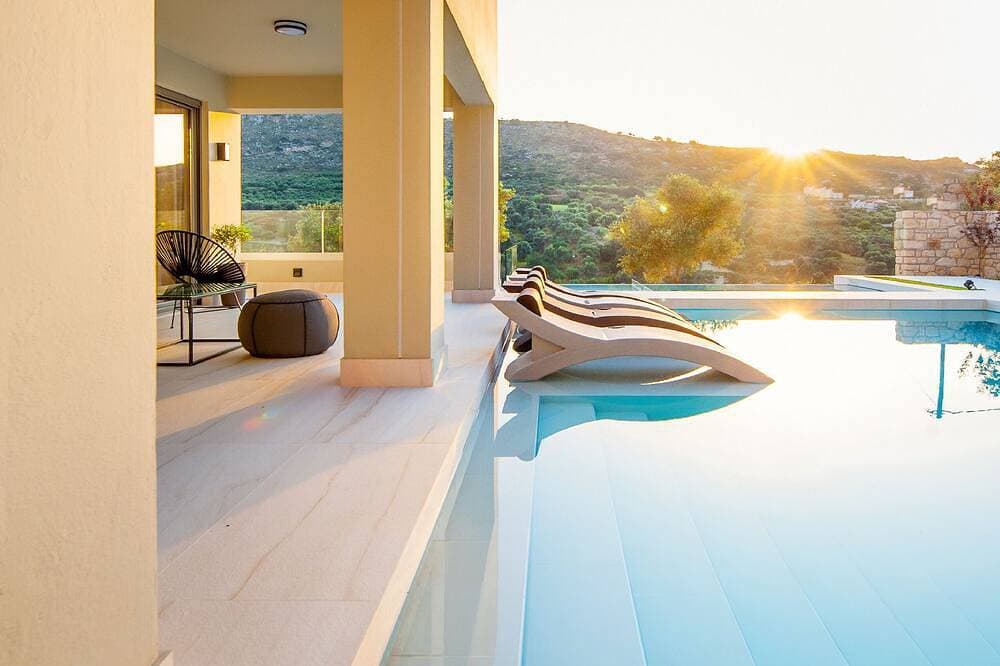 Luxusvilla mit 72 qm beheiztem Pool inmitten der Natur 1