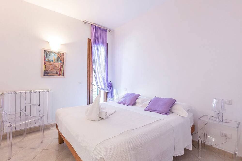 Foto 4 von 30: Villa Napius - Zugang zum privaten Strand an einem Sandstrand