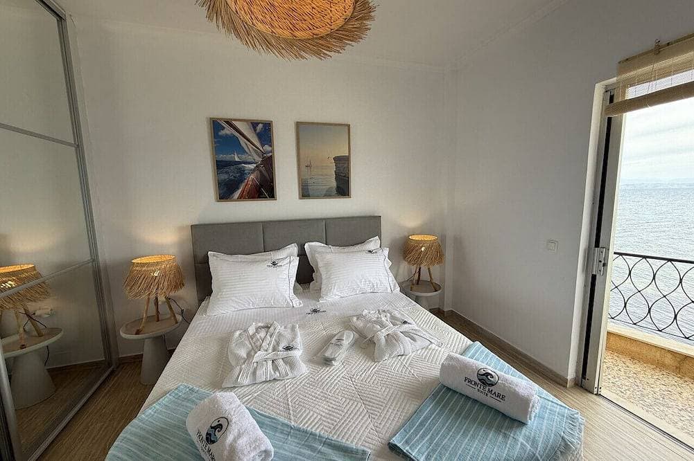 Foto 3 von 30: Newly renovated luxury apartment on the beach with large sea front patio