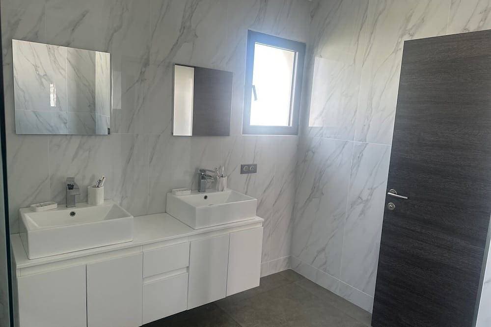 Foto 4 von 30: Geräumige 220 m² große Villa mit privatem Pool und großem umzäunten Garten