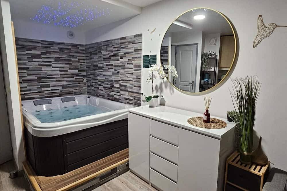 Foto 5 von 30: Exceptional Sea View - Jacuzzi - Garden - Air conditioning - Fiber at Cap Esterel