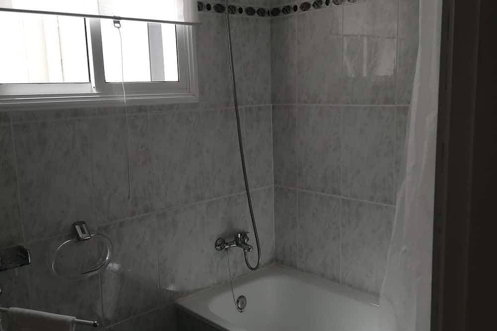 Foto 12 von 26: Geräumiges und helles Apartment mit 3 Schlafzimmern, Wohnzimmer mit Küche / Esszimmer und 1 Badezimmer.