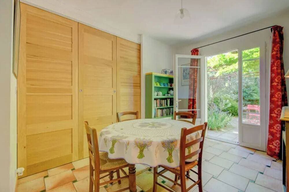 Foto 9 von 20: Charming cottage in Réattu with terrace and park view - sleeps