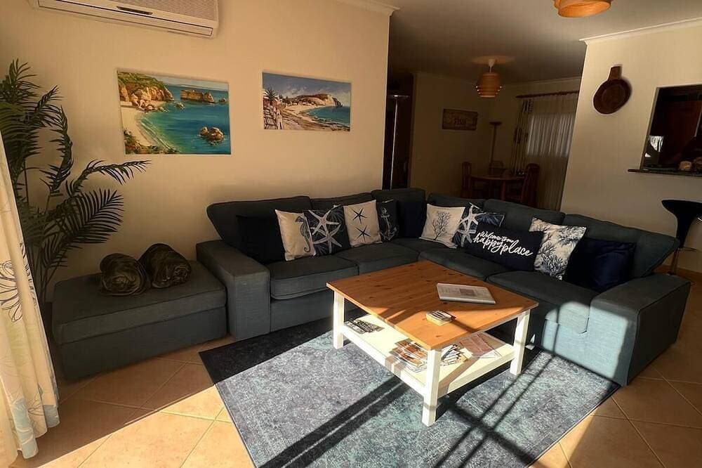 Foto 9 von 22: Geräumiges Luxusapartment Riesiger Balkon mit Blick auf Schwimmbäder & Gärten