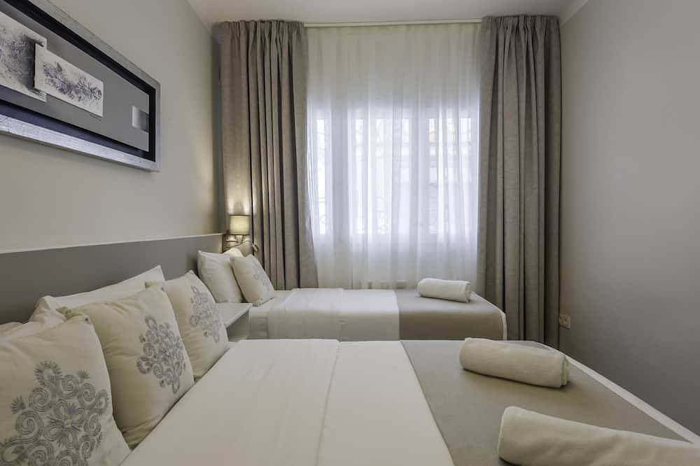 Foto 2 von 30: Sitges Centre Mediterranean House- 5 Bed/4 Bath/Private Pool- Sleeps up to 11