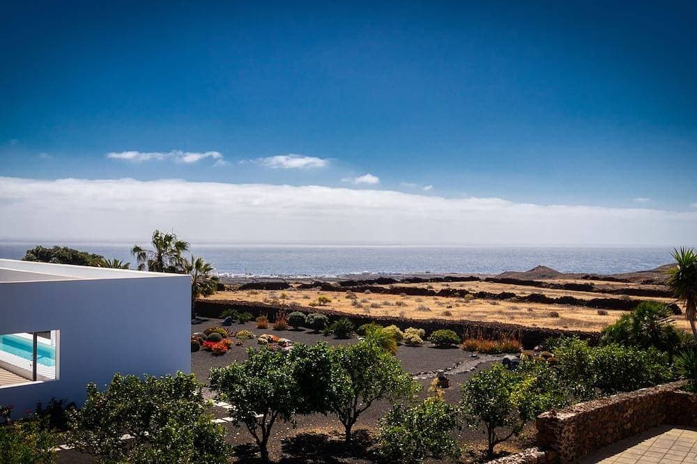Foto 10 von 22: Luxury Villa in Guatiza-3 Bedrooms-5 Pax-Heated pool-Wi-Fi-Sea view-Chill out
