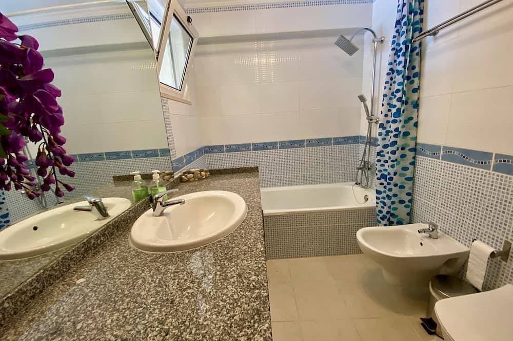 Foto 4 von 23: Carvoeiro town apartment wifi, elevator, roof terrace, airconditioning,  garage.