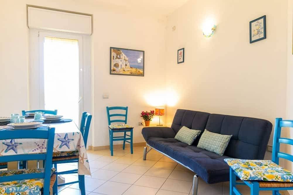 Foto 10 von 22: Diese gemütliche Wohnung befindet sich im Herzen von Torregrande, nur wenige Meter vom Strand entfernt, in einer Wohnanlage direkt am Meer und ist die ideale Lösung für einen entspannten Urlaub auf Sardinien. Die Unterkunft liegt nicht direkt zur Meer