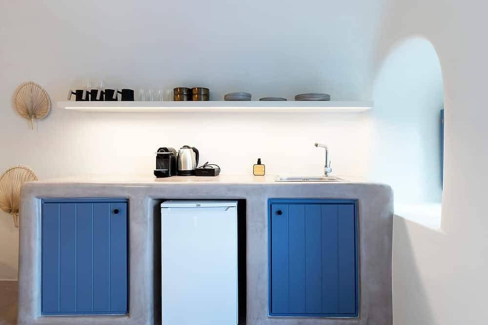 Foto 13 von 20: Amazing Santorini Suite | Ananke Suite | Private Hot Tub | Spacious Furnished.