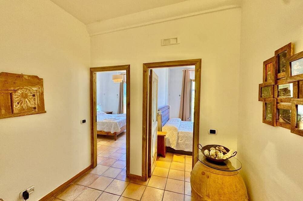 Foto 13 von 30: Casa Ella is a beautifully very spacious family home with a private parking for a medium car situated in the heart of the town of Praiano, Vettica side, close to most restaurants, bars and food stores of Praiano. Containing three comfortable and spacious