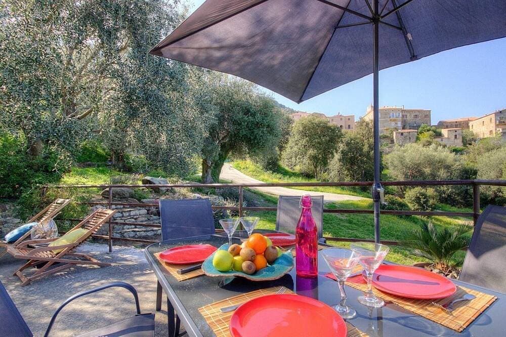 In CasaLèna Balagne, 10 minutes from the sea. 1