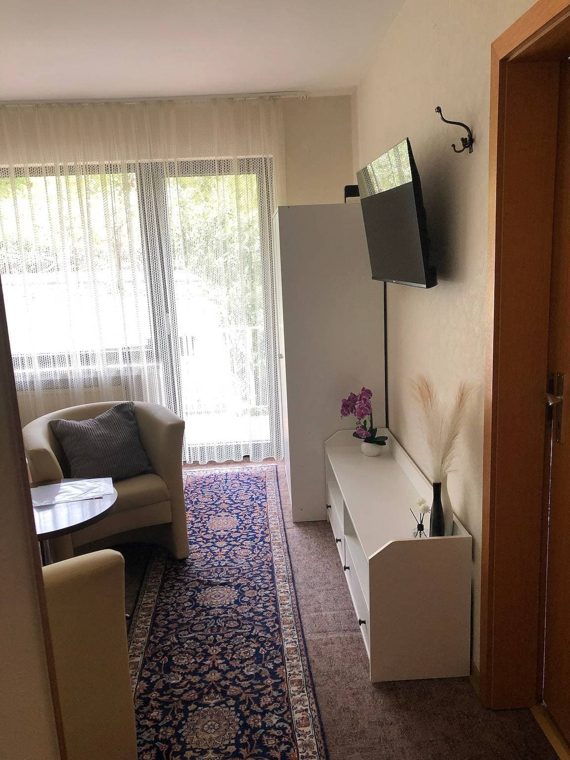 Foto 3 von 35: Zimmer 1 im 1. Og' Weinberg Anna, mit Gemeinschaftsgarten, Balkon und WLAN, sowie Gemeinschaftsküche