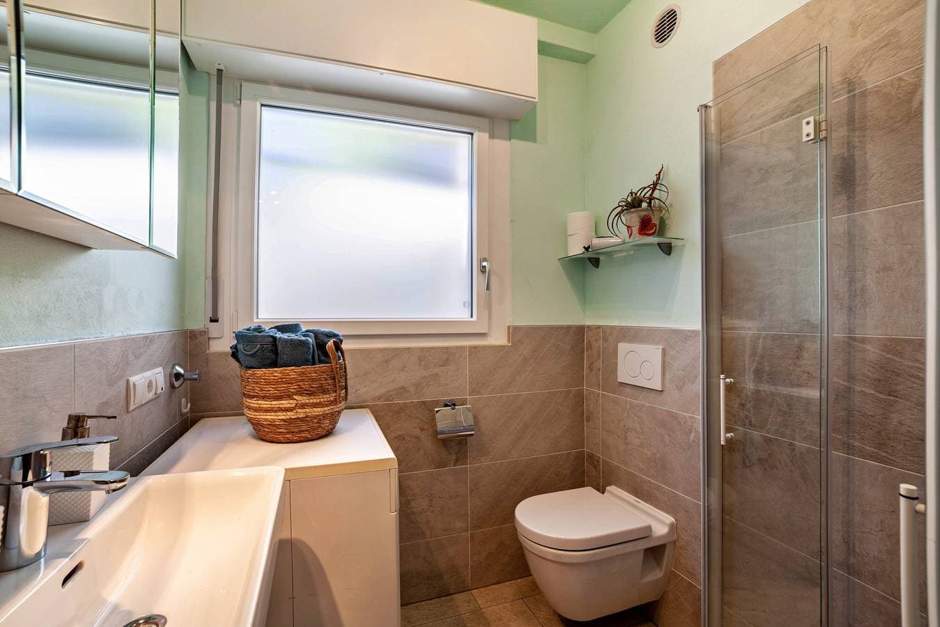 Foto 10 von 25: Ferienwohnung 'Ella' mit Bergblick, Pool (Juni - August), privater Terrasse und WLAN
