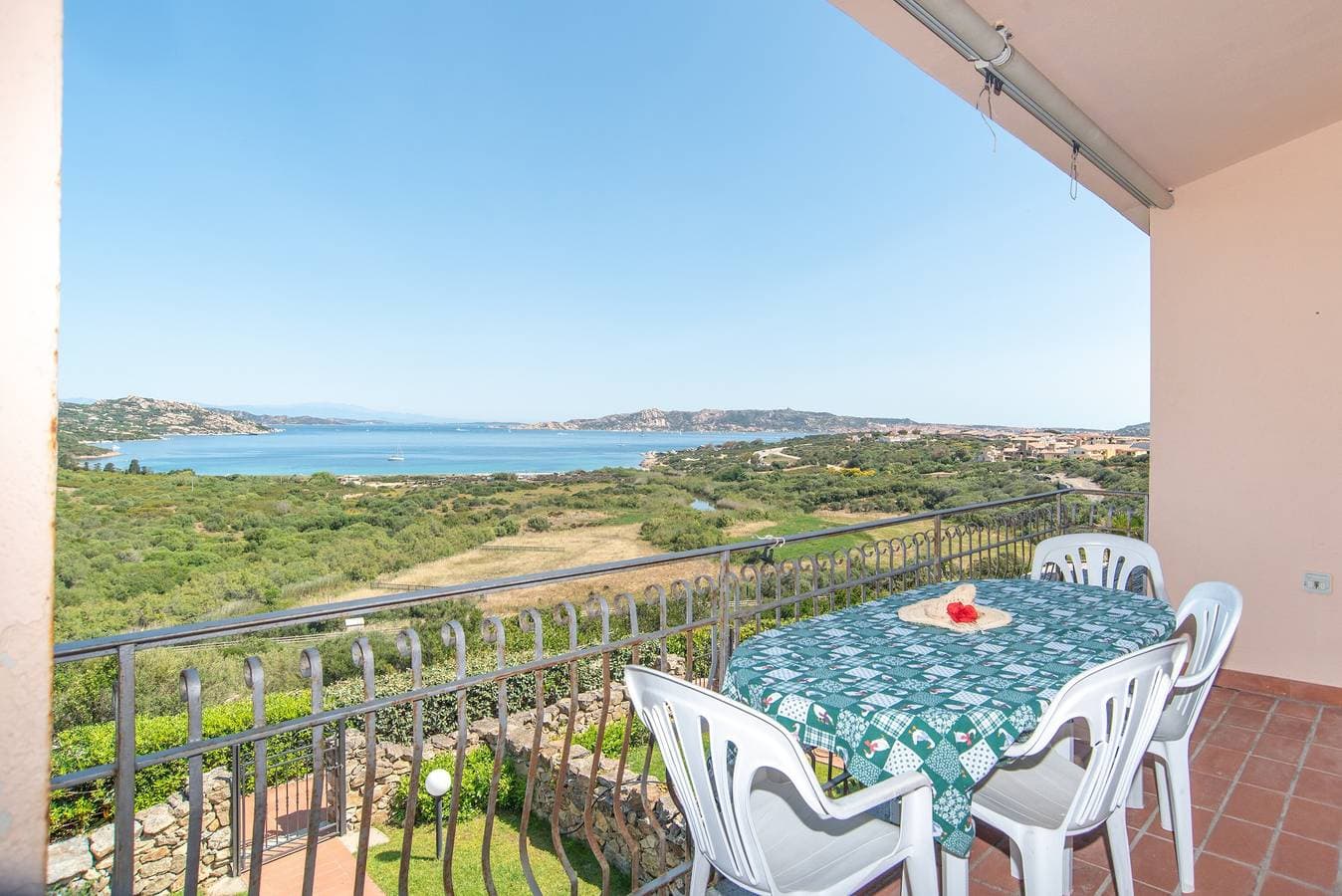Foto 4 von 25: Ferienwohnung mit Panorama-Meerblick und Balkon; Parkplätze vorhanden; Haustiere erlaubt