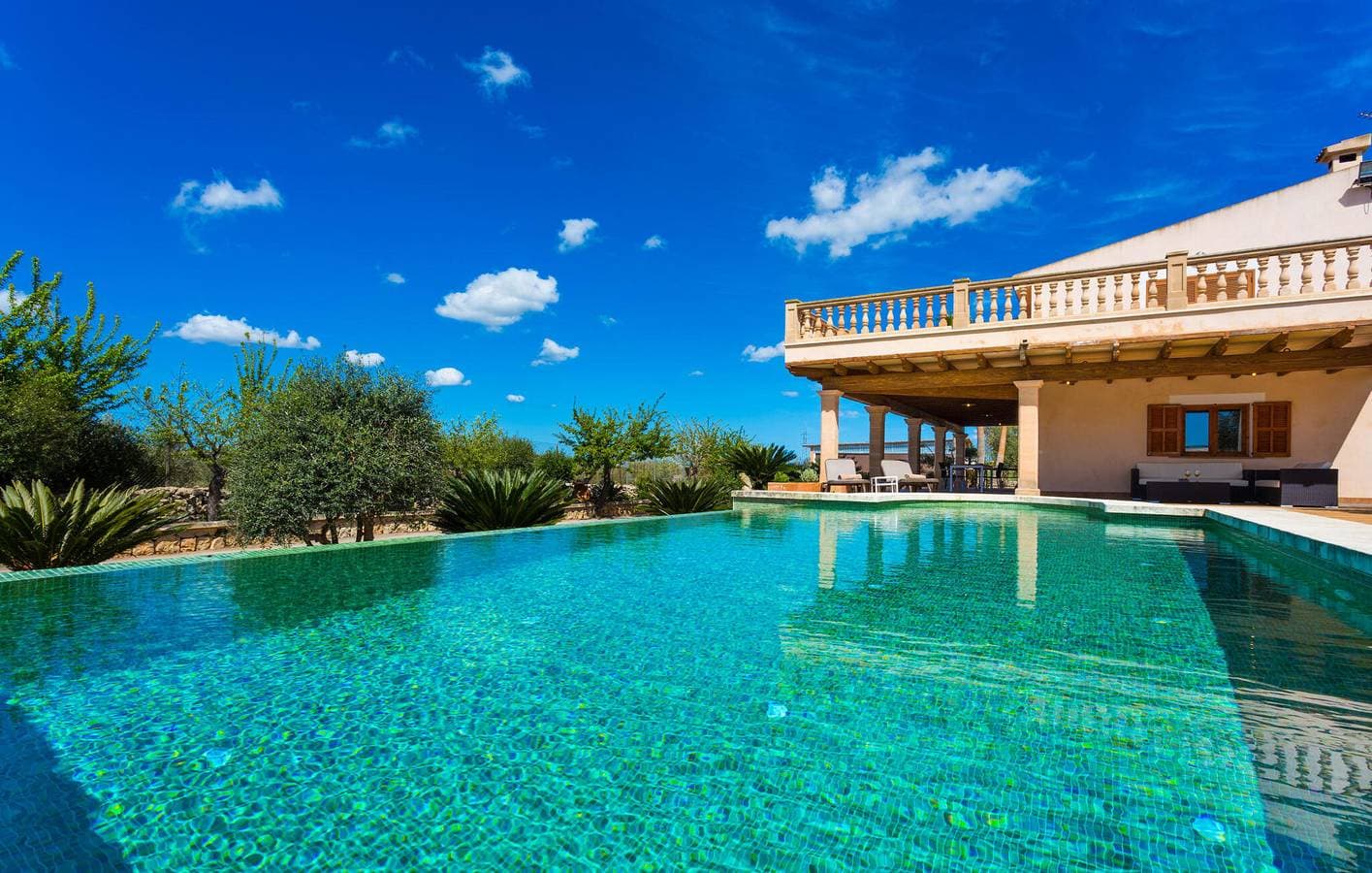 Sonniger Rückzugsort mit Terrasse, Pool und Küche 1