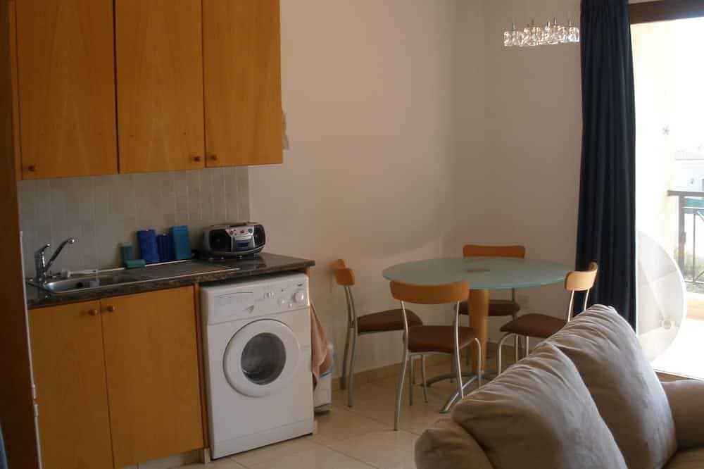 Foto 7 von 17: Private Entwicklung von 12 Wohnungen im Zentrum von Peyia. In der Nähe von Coral Bay.