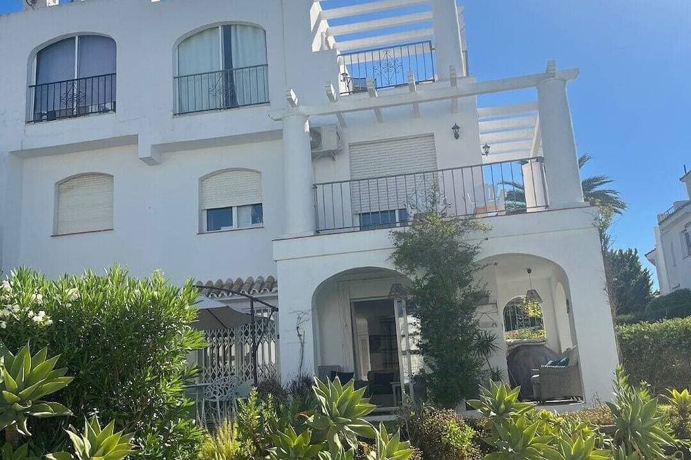 Foto 12 von 25: Lovely 3 bed 3 bath end villa with pool and beautiful port in Duquesa