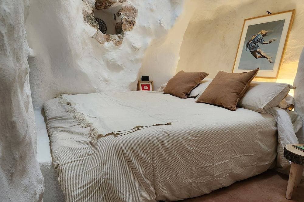 Foto 2 von 30: Paradiso Pajare, a traditional Salento trullo designed with modern amenities.