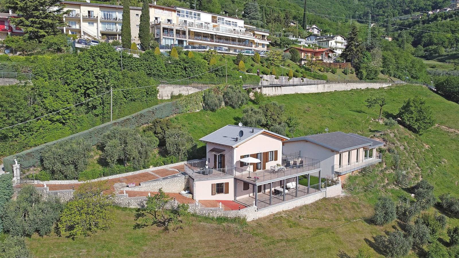 Foto 11 von 19: Maison du Pralonc – Lago: Seeblick, Berge, Garten & Terrasse