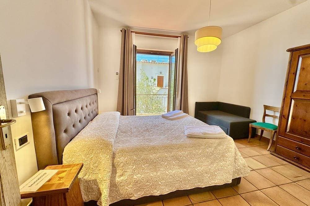 Foto 2 von 30: Casa Ella is a beautifully very spacious family home with a private parking for a medium car situated in the heart of the town of Praiano, Vettica side, close to most restaurants, bars and food stores of Praiano. Containing three comfortable and spacious