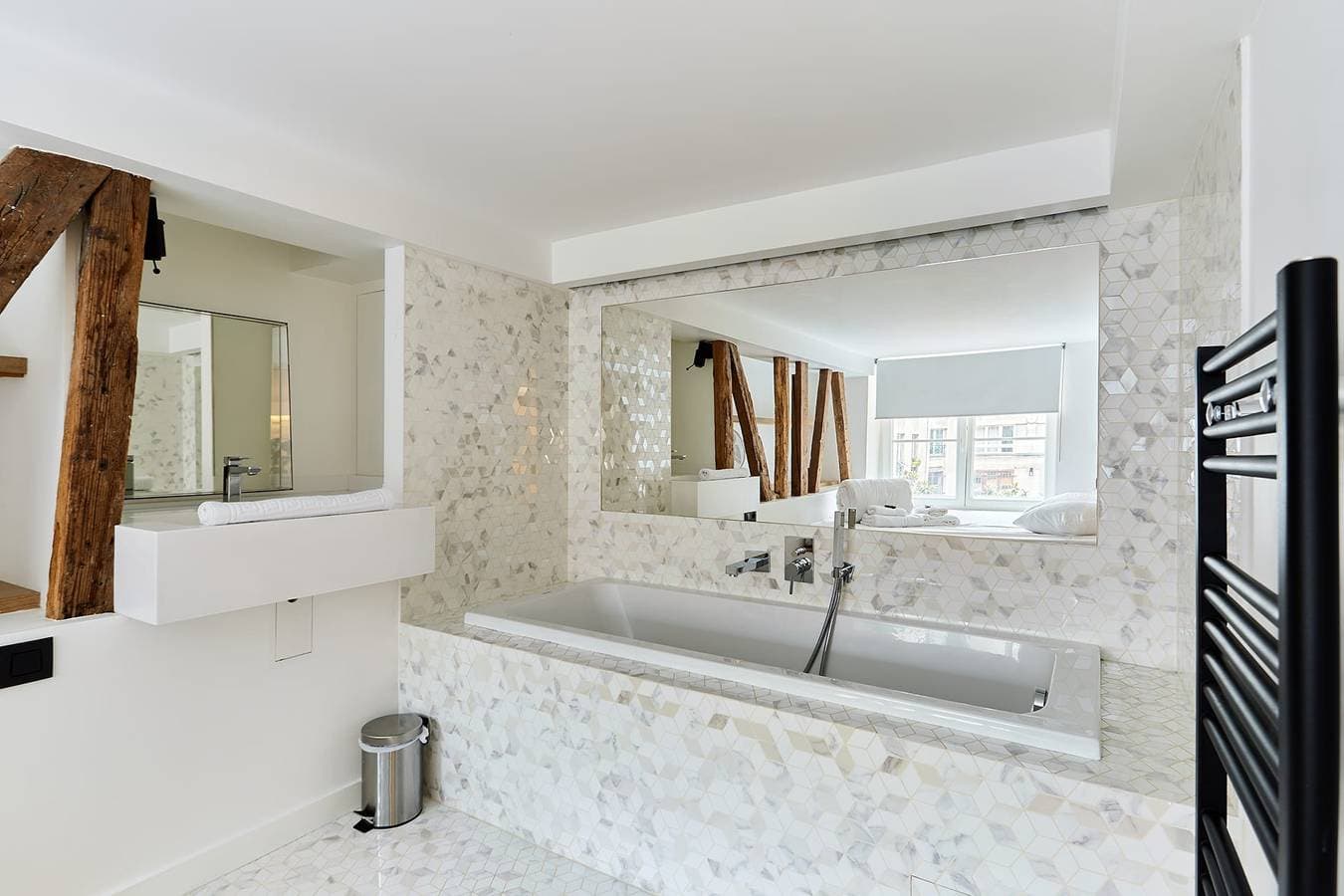 Foto 4 von 16: Charming Duplex Loft - Paris City Center