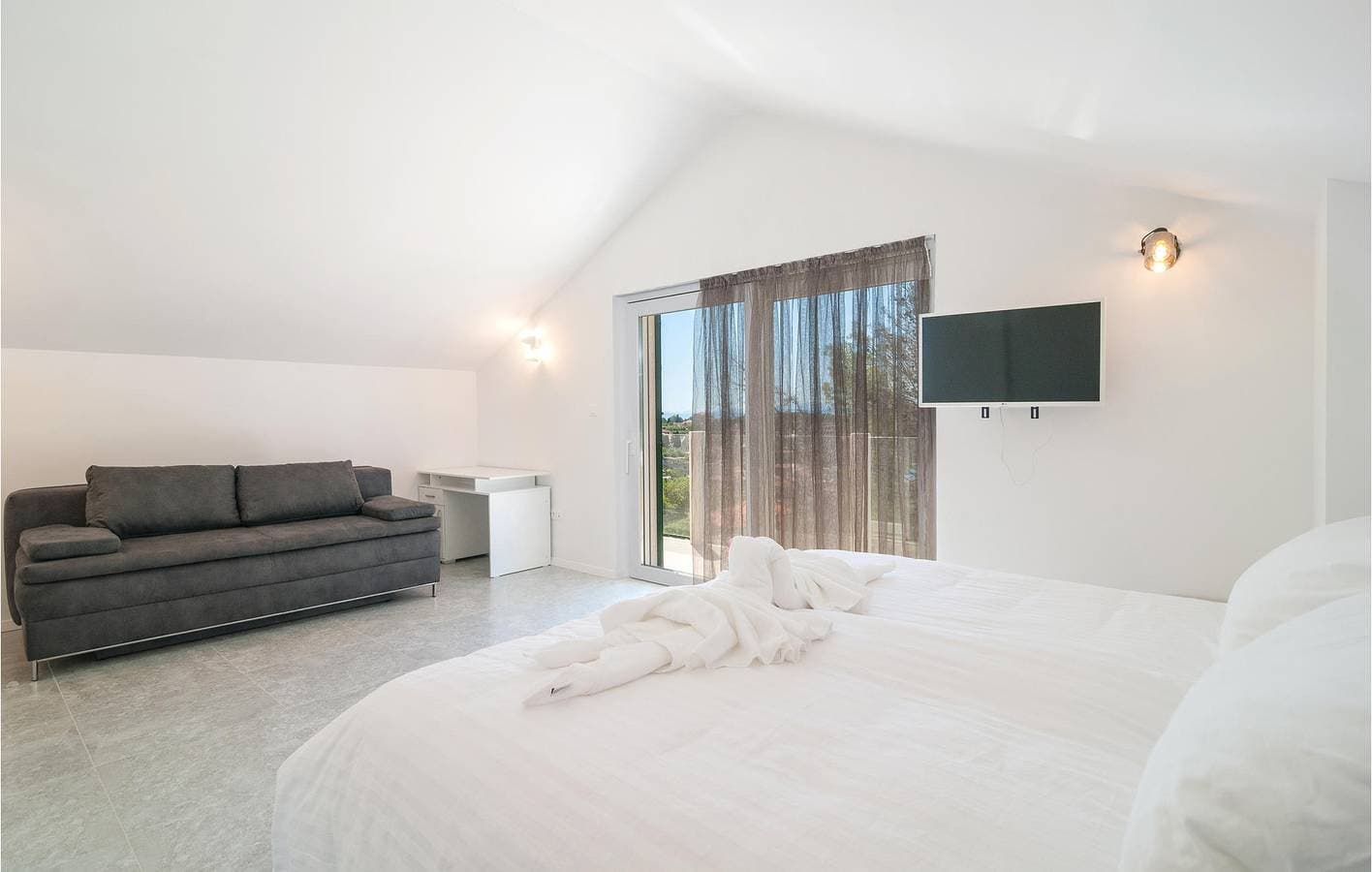 Foto 9 von 28: Geräumige 150 m² große Wohnung mit Pool und Terrasse, 1 km vom Strand entfernt
