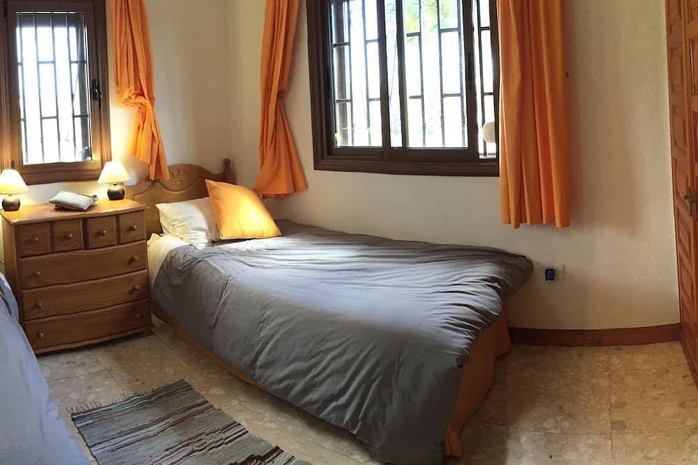 Foto 5 von 24: Villa, Pool, 8 Personen mit Blick auf den Golfplatz und das Meer Amarilla wifi