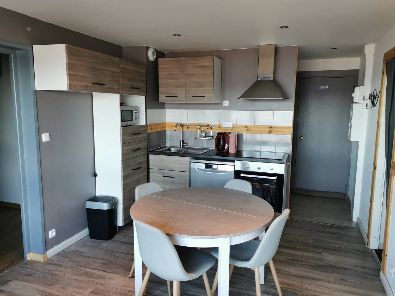 Foto 3 von 12: Charmante 2 Pièces Rénové, Proche Remontées, Centre Aquatique, 2 Chambres, Cuisine Équipée, Animaux Non Admis