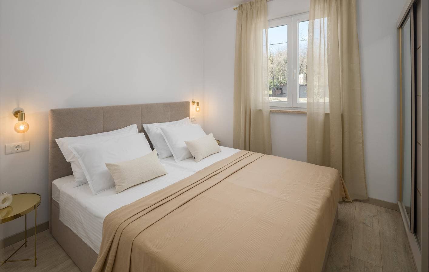 Foto 11 von 43: Gemütliche 2-Zimmer-Wohnung in der Nähe des Stadtzentrums mit Pool und Terrasse