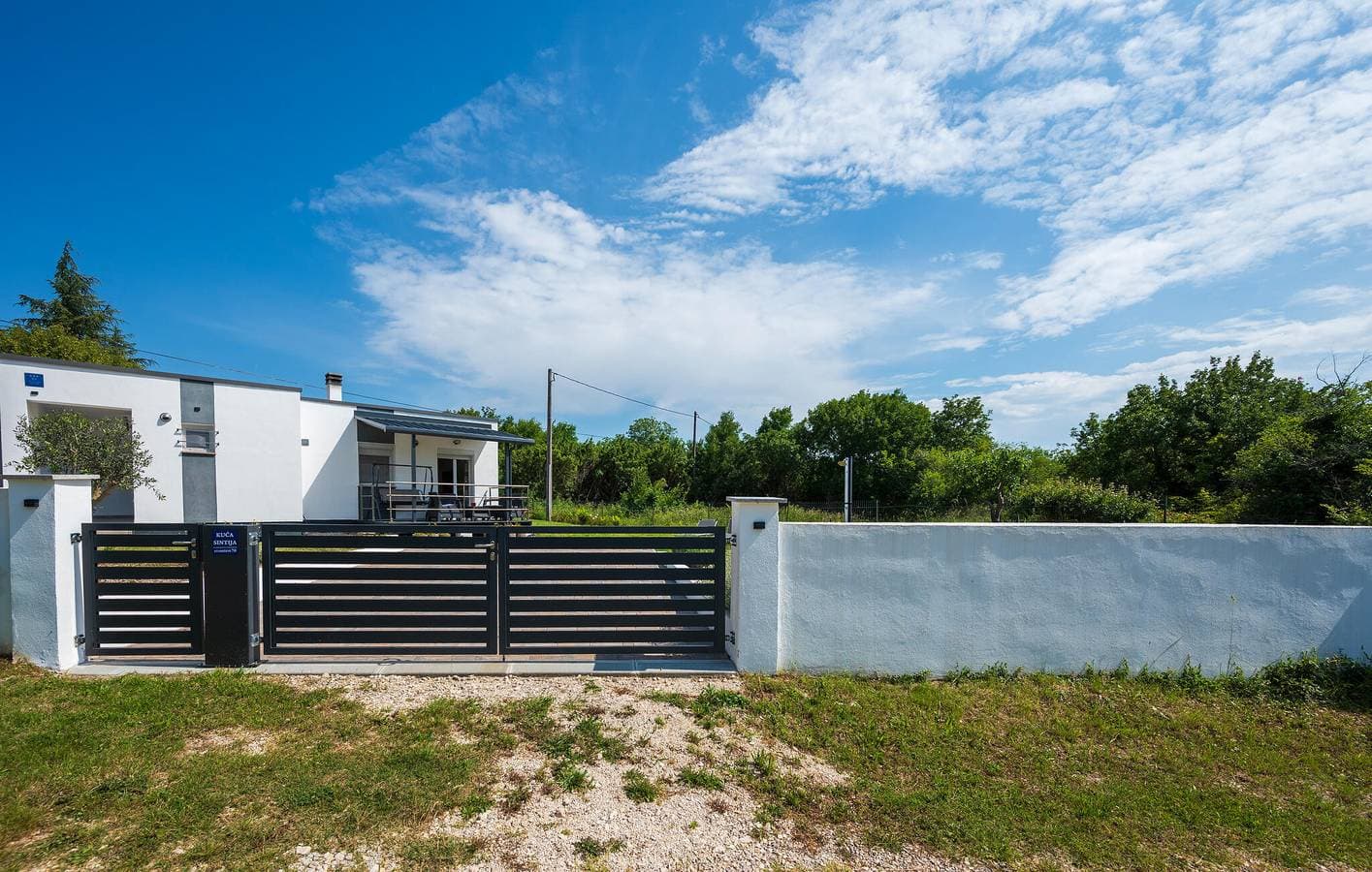 Foto 6 von 35: Geräumige 2-Zimmer-Wohnung mit Terrasse, Parkplatz und WLAN in Küstennähe