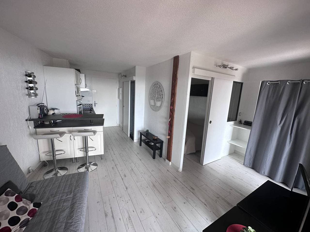Foto 3 von 10: 2-Zimmer-Wohnung nahe dem Meer mit Pool und Parkplatz