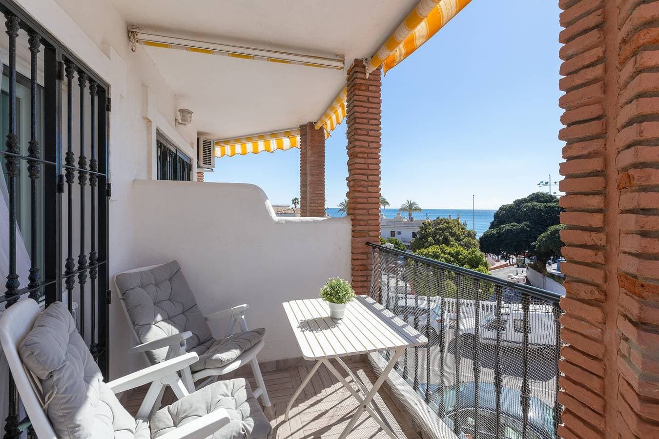 Foto 4 von 32: Ferienwohnung 'Lovely Seaview' mit Pool, Wi-Fi & Terrasse