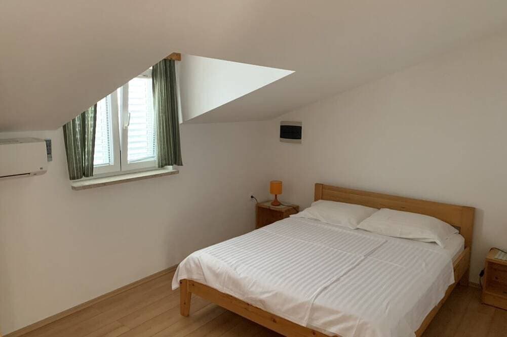 Foto 2 von 13: 2-Zimmer-Ferienwohnung mit Terrasse und Meerblick Banjol, Rab