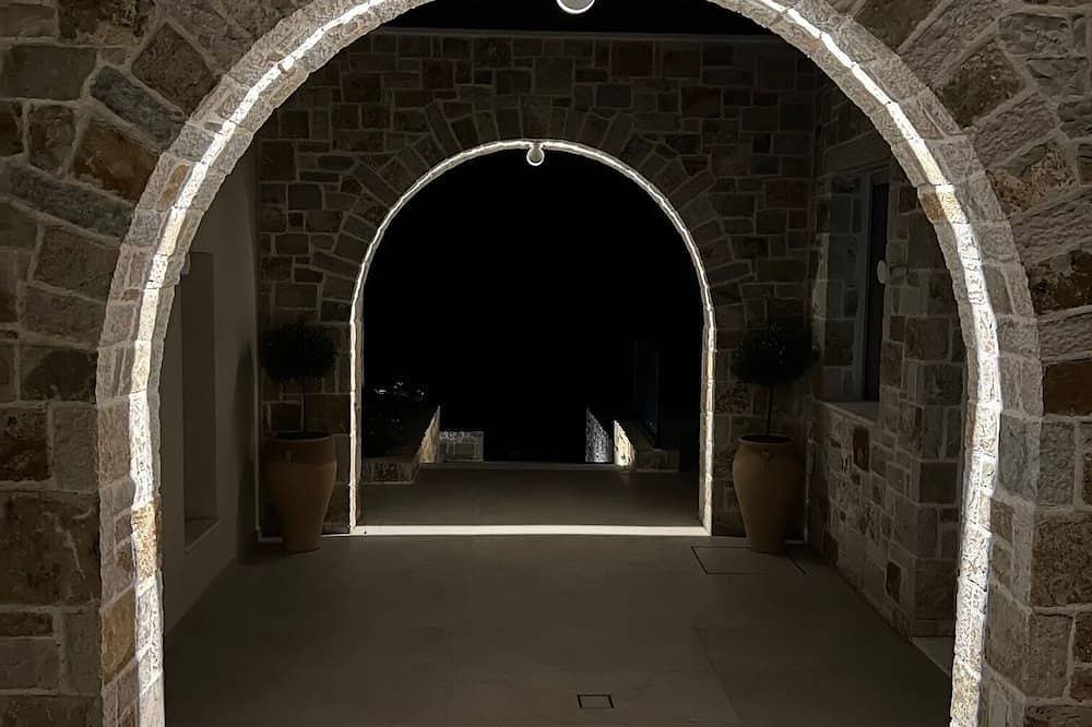 Foto 9 von 15: Sea view 2-bedroom villa in lovely Meganis with WiFi, AC