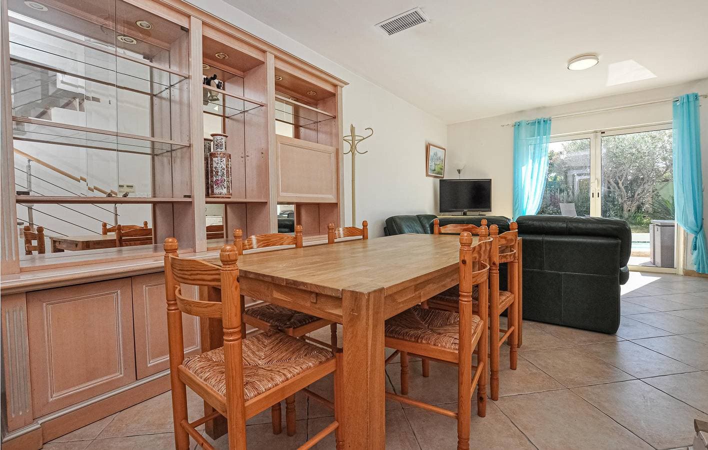Foto 5 von 23: Moderne 2BR Apartment w / Pool, Parkplatz & Terrasse!