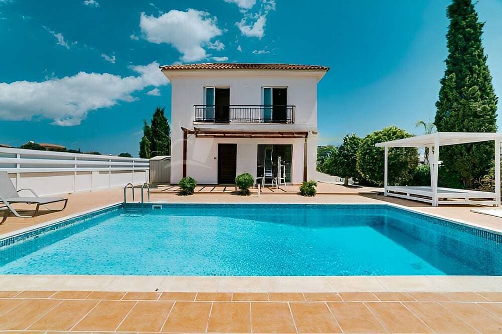 Cheerful 2 bedroom villa with private pool 1