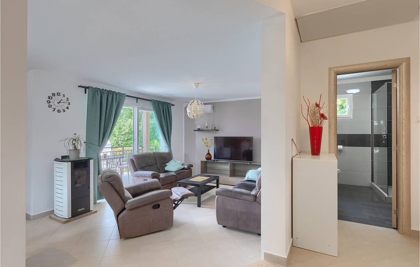 Foto 9 von 48: Geräumige 2-Zimmer-Wohnung mit Pool und WLAN, 800 m vom Zentrum von Jakovici entfernt