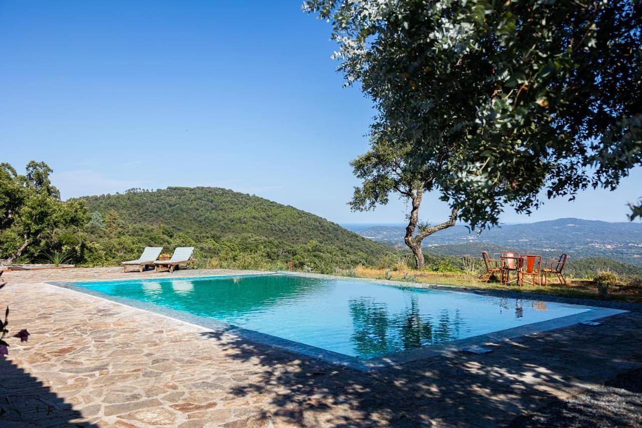 Mas provençal avec piscine chauffée, tennis, pétanque, vue mer, 20 min St Tropez 1