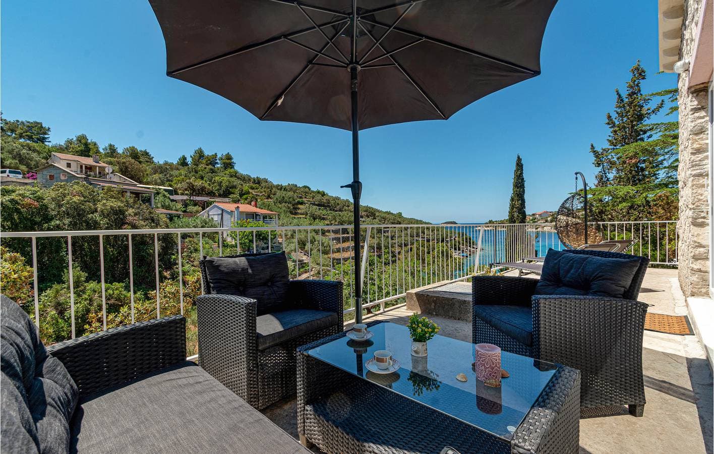 Foto 7 von 41: Seaside Retreat: Gemütliche Ferienwohnung mit Terrasse, Küche und kostenlosem Parkplatz