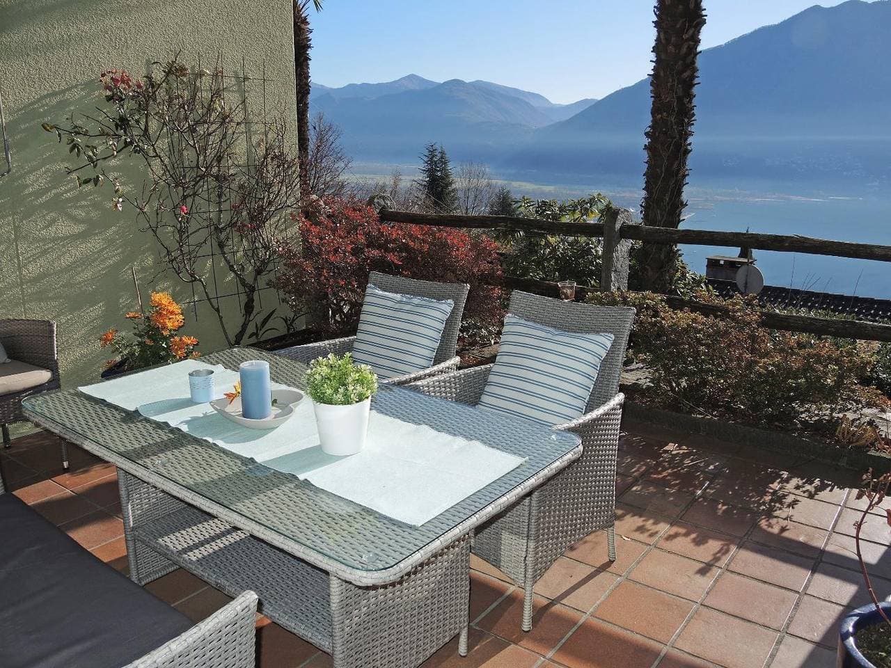 Foto 2 von 27: Gemütliches Ferien-Reihenhaus mit Aussenpool und Terrasse mit Panoramablick