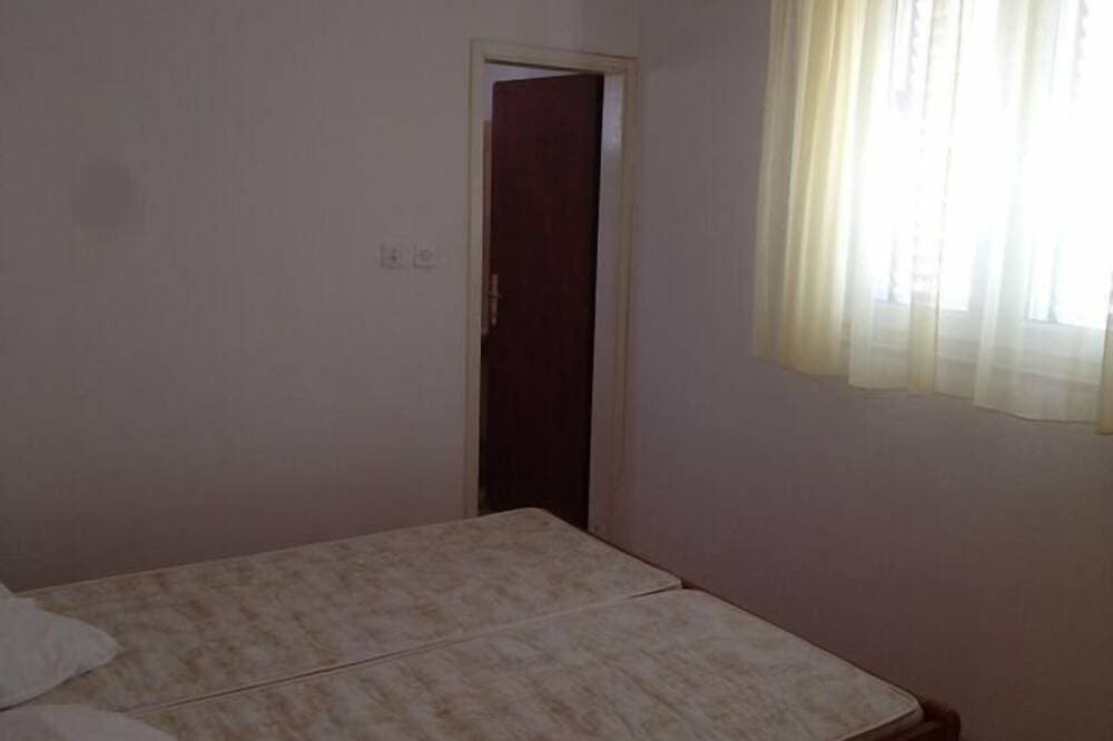 Foto 2 von 13: 4-Zimmer-Ferienwohnung am Strand Sveta Nedilja, Hvar