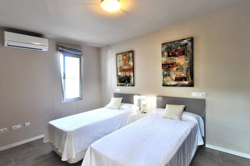 Foto 3 von 30: Moderna Villa cerca del golf y con piscina privada, ideal para familias - ofert