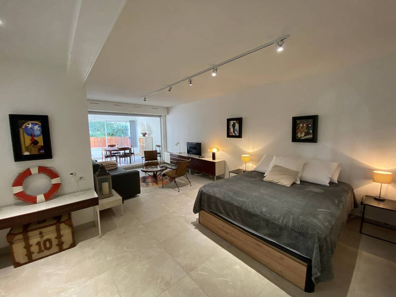 Geräumiges renoviertes Studio mit Terrasse und privatem Parkplatz 1